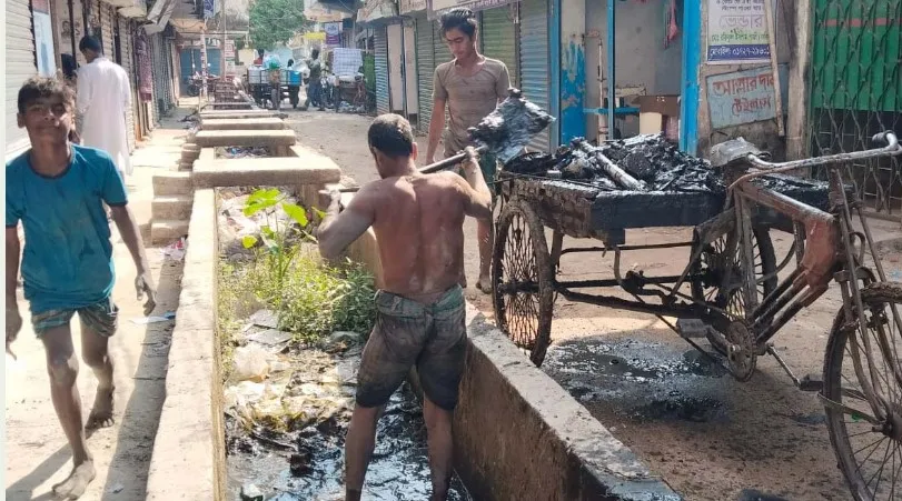পিরোজপুরে ইউএনও’র উদ্যোগে ড্রেন পরিষ্কার